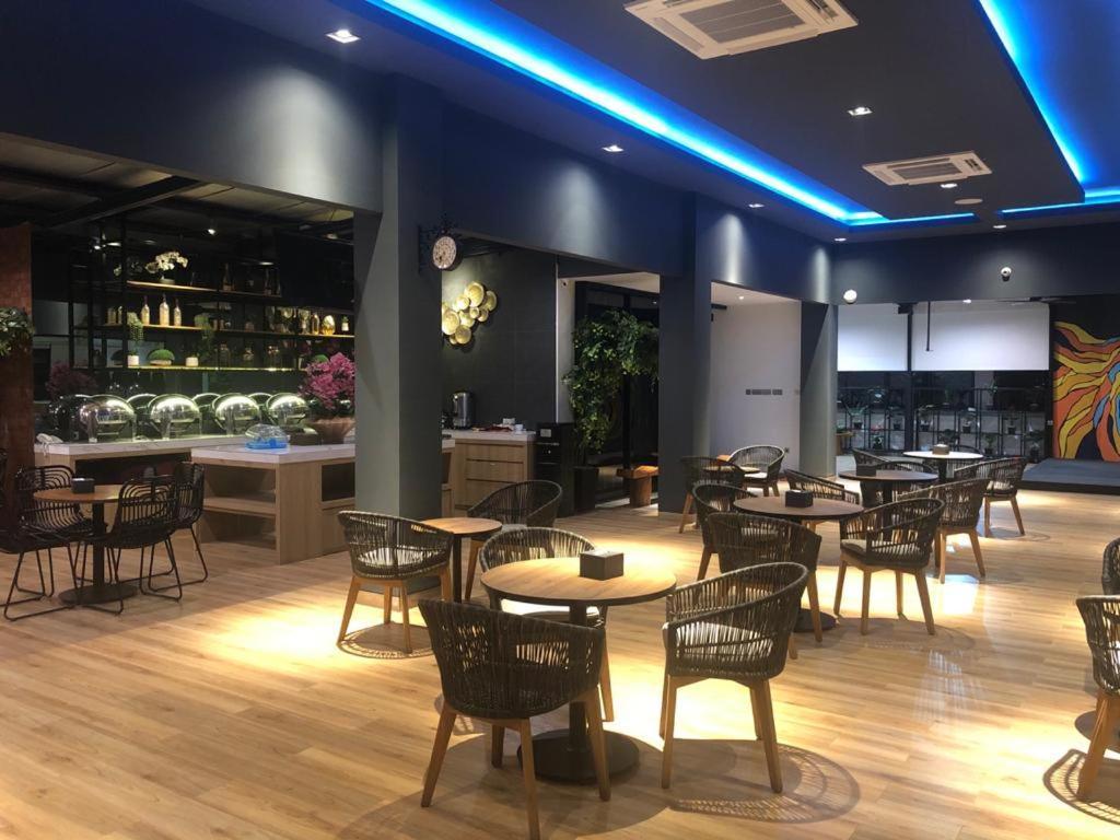 Grand Caman Hotel Bekasi Extérieur photo