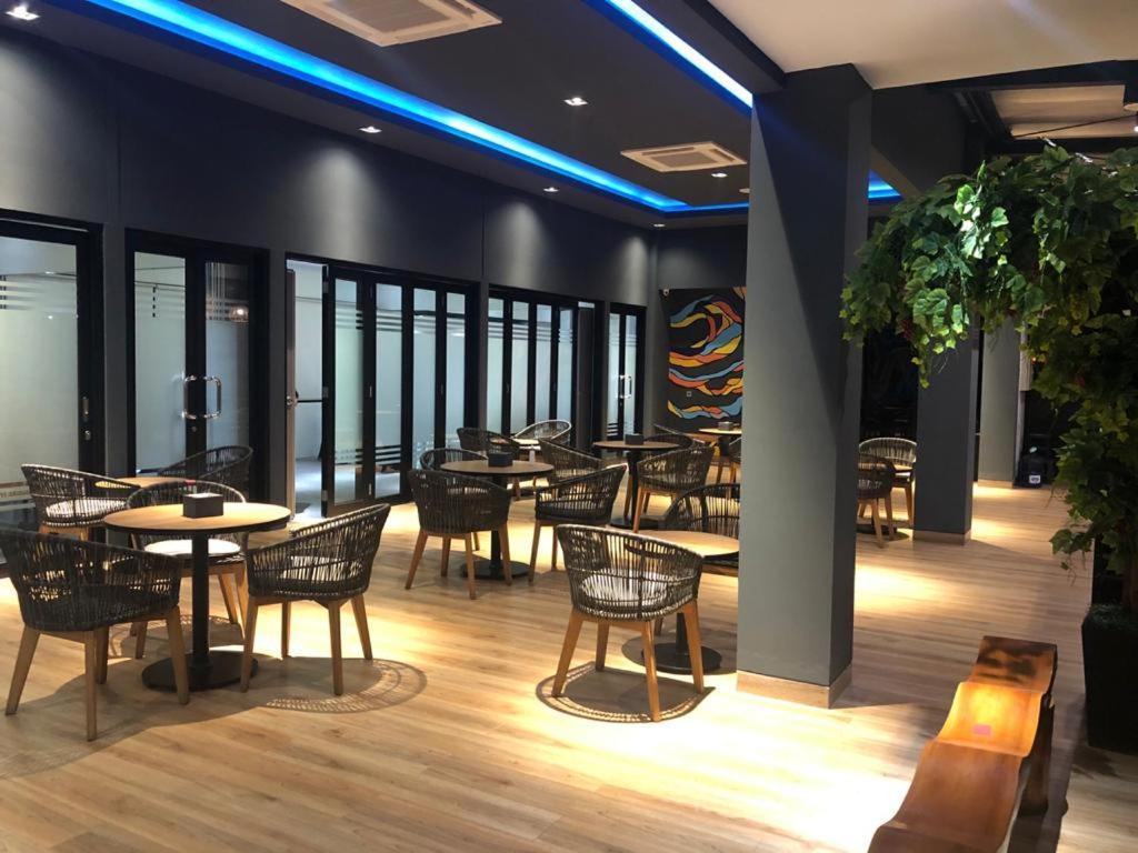 Grand Caman Hotel Bekasi Extérieur photo