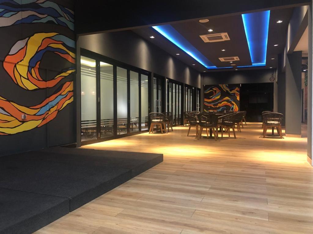 Grand Caman Hotel Bekasi Extérieur photo