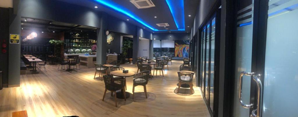 Grand Caman Hotel Bekasi Extérieur photo