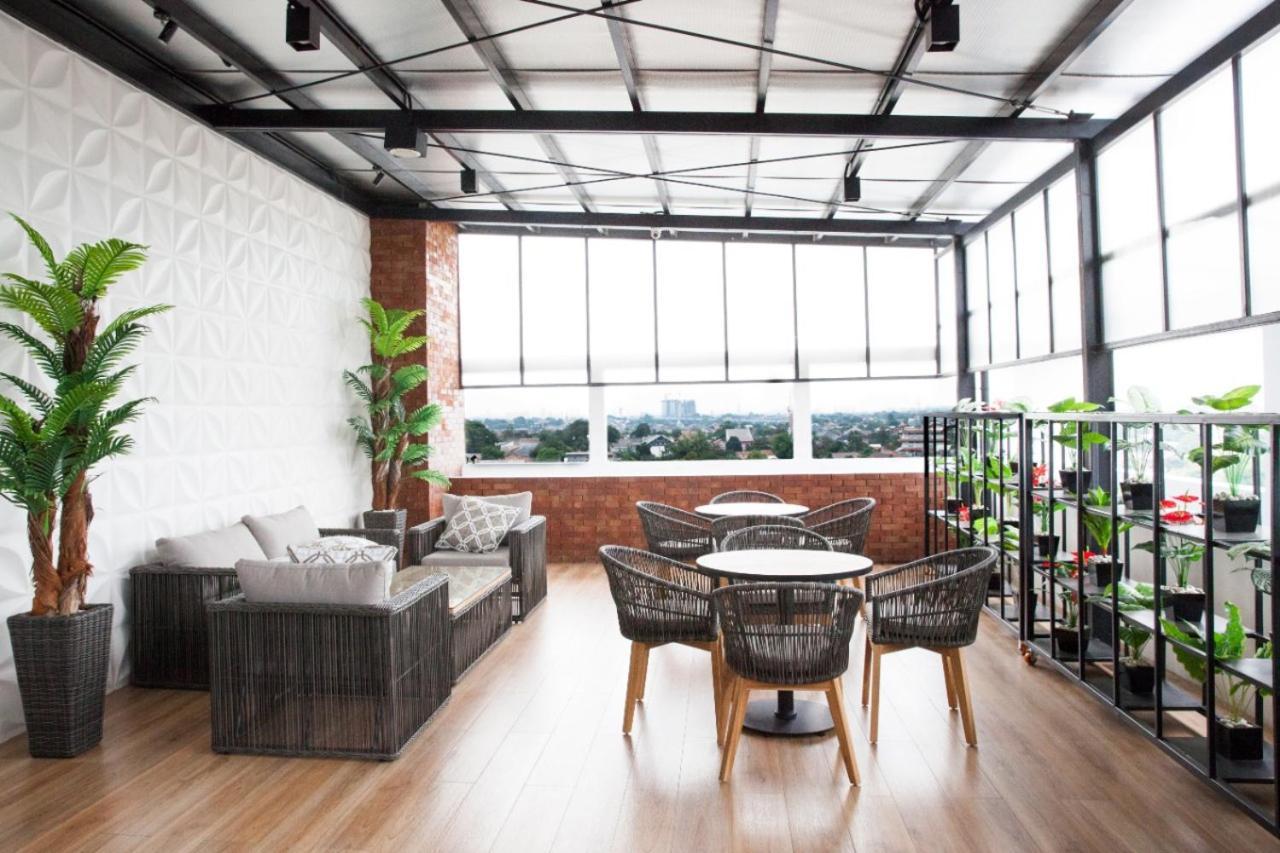 Grand Caman Hotel Bekasi Extérieur photo